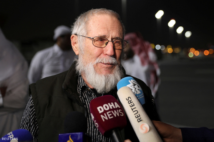 A szabadon engedett tálib túsz, Herbert Fritz osztrák állampolgár beszél a médiával, miután leszállt a repülőgépről a katari Dohában 2024. február 25-én