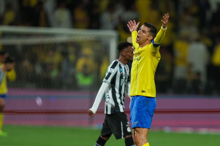Messi nevét skandálták, erre Ronaldo obszcén gesztussal reagált