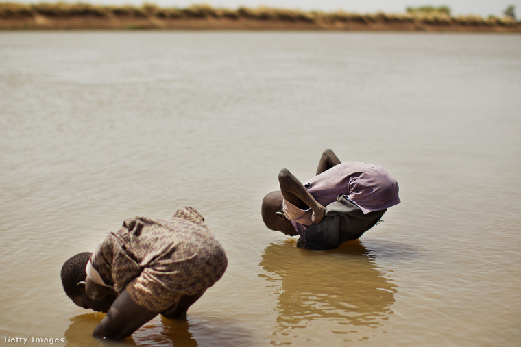 A tiszta ivóvíz hiánya nagy probléma Dél-Szudánban. (Fotó: Julien Behal - PA Images / Getty Images Hungary)
