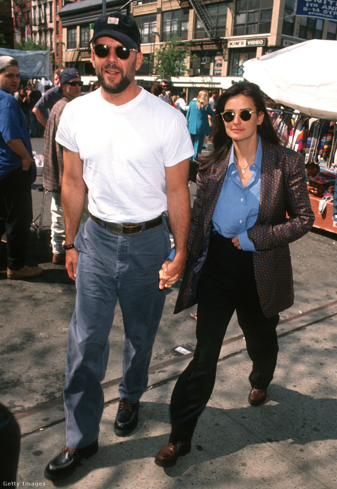 Bruce Willis 39 évesen vállalta el Butch Coolidge szerepét, akkor már ismert színészként köszönhetően az 1985-ben indult A simlis és a szende című sorozatnak, de világhírű a Ponyvaregénynek köszönhetően lett.