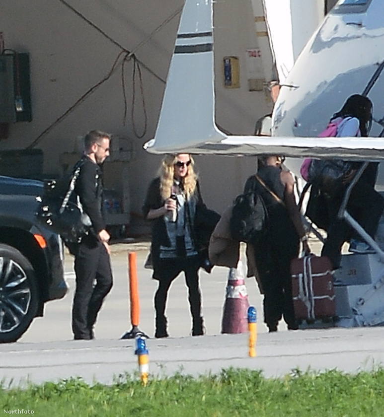 Madonnát a Los Angeles-i repülőtéren szúrták ki a paparazzik, ahol családjával felszálltak az énekesnő magánrepülőgépére