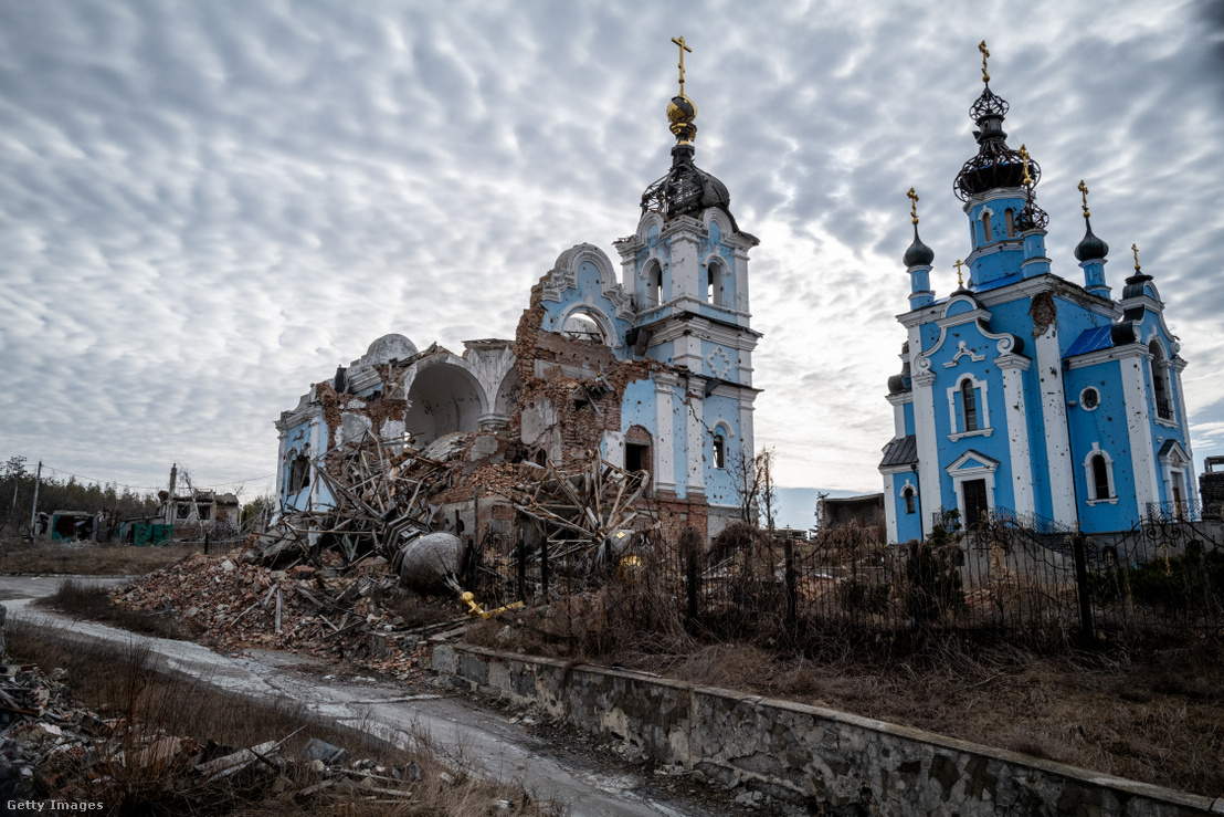 Egy háborúban lerombolt templom látképe Bohorodicsne Donyecki területen Ukrajnában 2024. február 25-én
