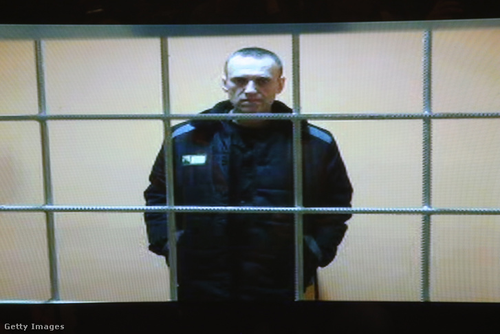 Alekszej Navalnij orosz ellenzéki politikus a képernyőn a kilencéves börtönbüntetése ellen benyújtott fellebbezése során a moszkvai városi bíróságon 2022. május 24-én
