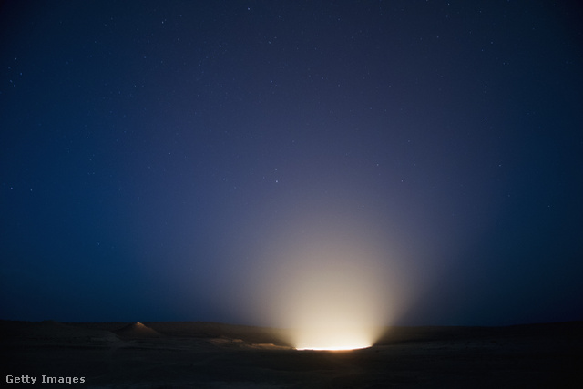 Íme a pokol kapuja: egy éjszakai felvétel az izzó kráterről