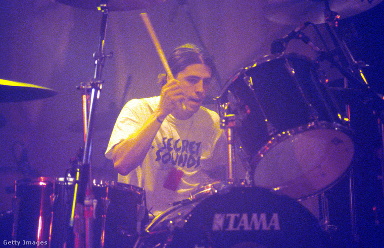 Dave GrohlGrohl egészen fiatalon, 18 évesen csatlakozott a Nirvánához az együttes hatodik, egyben utolsó dobosaként 1990-ben