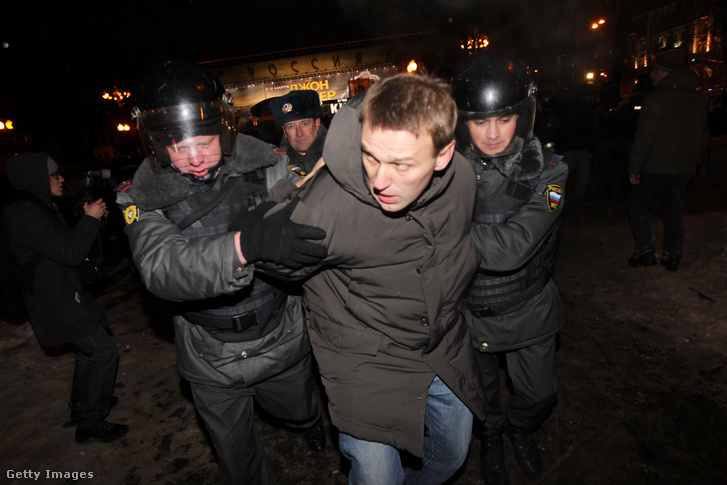 Moszkvai rohamrendőrök őrizetbe veszik Alekszej Navalnij ellenzéki vezetőt egy nem engedélyezett Putyin-ellenes ellenzéki gyűlésen a Puskin téren 2012. március 5-én Moszkva központjában