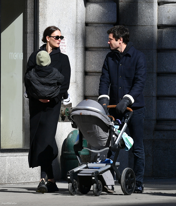 Karlie Kloss férjével, Joshua Kushnerrel és két gyermekével sétált New York utcáin, amikor kiszúrták őket a paparazzik