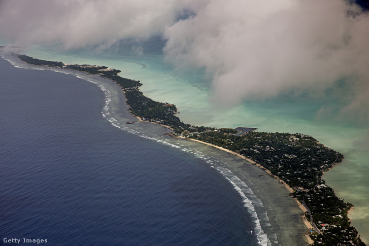 A Kiribati Köztársaság, a csendes-óceáni szigetcsoport egyik földcsíkja a levegőből