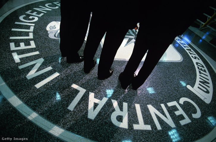 A CIA-szimbólum látható a CIA főhadiszállásának padlóján a CIA központjában, Langleyben, Virginia államban, 2004. július 9-én