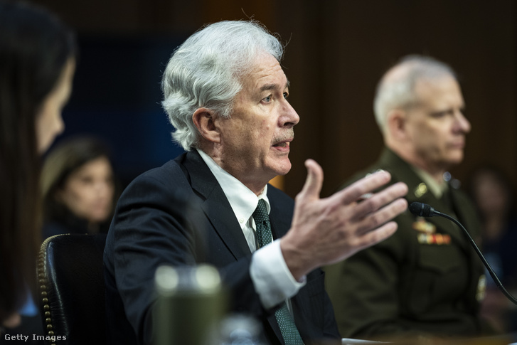 William Burns, a CIA igazgatója a Szenátus Hírszerzési Bizottságának meghallgatásán beszél a világméretű fenyegetésekről Washington DC-ben, 2022. március 10-én