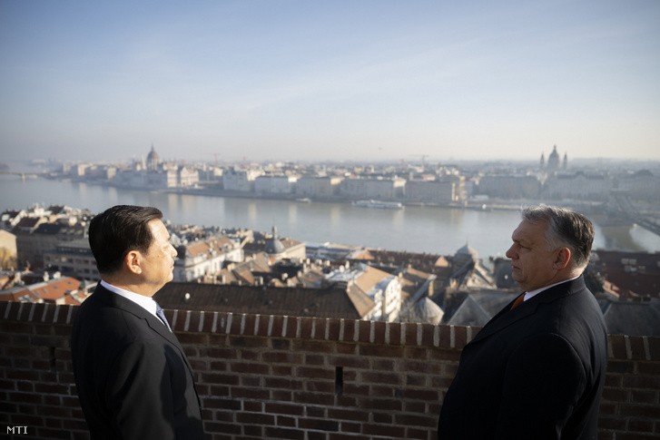 Orbán Viktor miniszterelnök (j) fogadja Vang Hsziahongot a Kínai Népköztársaság államtanácsosát, közbiztonsági miniszterét (b) a Karmelita kolostorban 2024. február 16-án