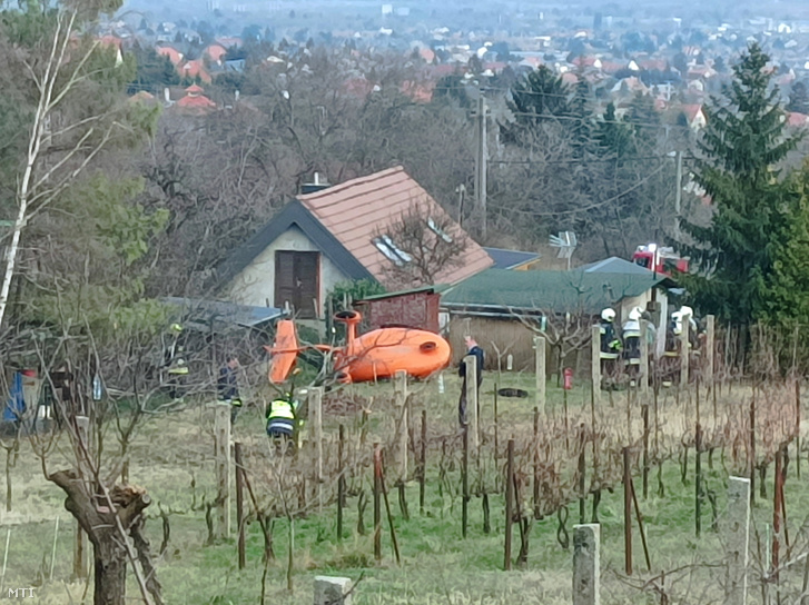 Oldalára dőlt vitorlázó repülőgép egy magánház kertjében a Budaörsi repülőtér közelében 2024. február 27-én