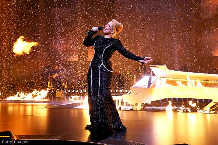 Adele fellép a színpadon a Weekends with Adele című koncerten a The Colosseum at Caesars Palace-ban 2024. január 26-án Las Vegasban