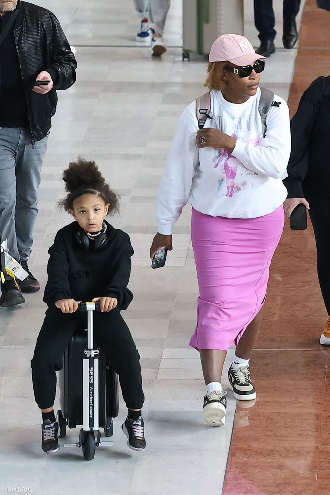 Serena Williams kislányaival, Olympiával és Adirával érkezett érkezett meg a párizsi Charles de Gaulle Repülőtérre