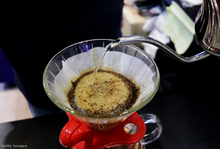 A forralás után, már egy átlagos kávéfilter is képes kiszűrni a mikroműanyagokat. (Fotó: Charlie Waradee / Getty Images Hungary)