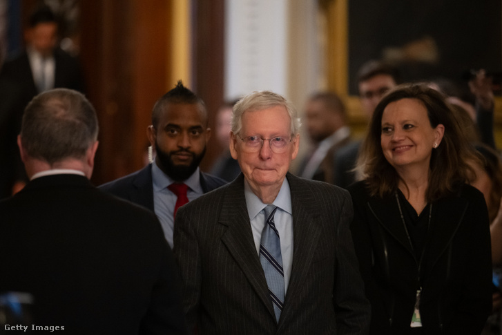Mitch McConnell szenátusi kisebbségi vezető visszasétál az irodájába, miután bejelentette, hogy az év végén lemond a szenátus republikánus vezetői posztjáról a Capitol Hillen, Washington DC-ben 2024. február 28-án