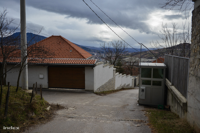 Állítólag Nedžad Branković, a Bosznia-Hercegovinai Föderáció volt vezetője lakik abban a házban, ami előtt ez a rendőrbódé áll. Fényképezni tilos