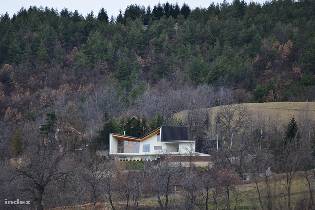 A környéken az a hír járja, hogy Poljinében épült fel Bosznia-Hercegovina első okosháza, minden lehetséges kényelmi funkcióval felszerelve. A képen egy másik modern ház szerepel.