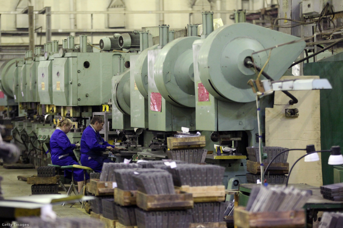 Női munkások készítik elő a Kalasnyikov gépfegyverek alkatrészeit a Kalasnyikov gyártóüzemben 2013. szeptember 18-án az oroszországi Izsevszkben