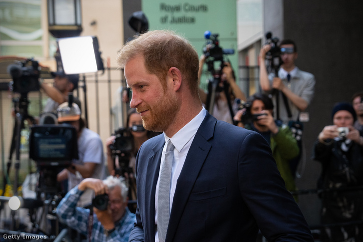 Harry herceg távozik, miután tanúvallomást tett a High Courtban a Mirror Group telefonhekkelés-perében Londonban, 2023. június 7-én
