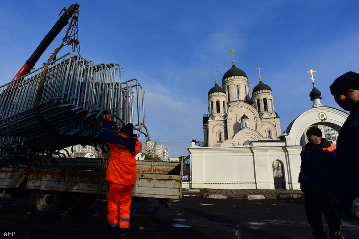Munkások pakolják le a fémkerítést egy moszkvai templom előtt 2024. február 29-én, ahol március 1-jén tartják Alekszej Navalnij néhai orosz ellenzéki vezető temetési szertartását