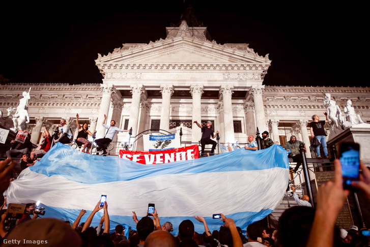 Tüntetők tiltakoznak Javier Milei kiigazítási politikája ellen Buenos Airesben, Argentínában a Nemzeti Kongresszus előtt 2023. december 21-én
