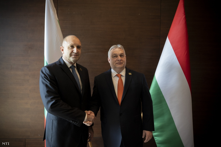 Orbán Viktor miniszterelnök (j) és Rumen Radev bolgár köztársasági elnök (b) kezet fog tárgyalásukon a törökországi Antalyában 2024. március 1-jén