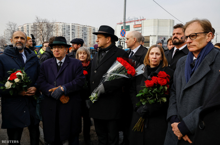 Külföldi diplomaták, köztük Pierre Levy francia nagykövet és Lynne Tracy, az Egyesült Államok nagykövete Alekszej Navalnij orosz ellenzéki politikus búcsúztatása előtt Moszkvában, Oroszországban 2024. március 1-jén