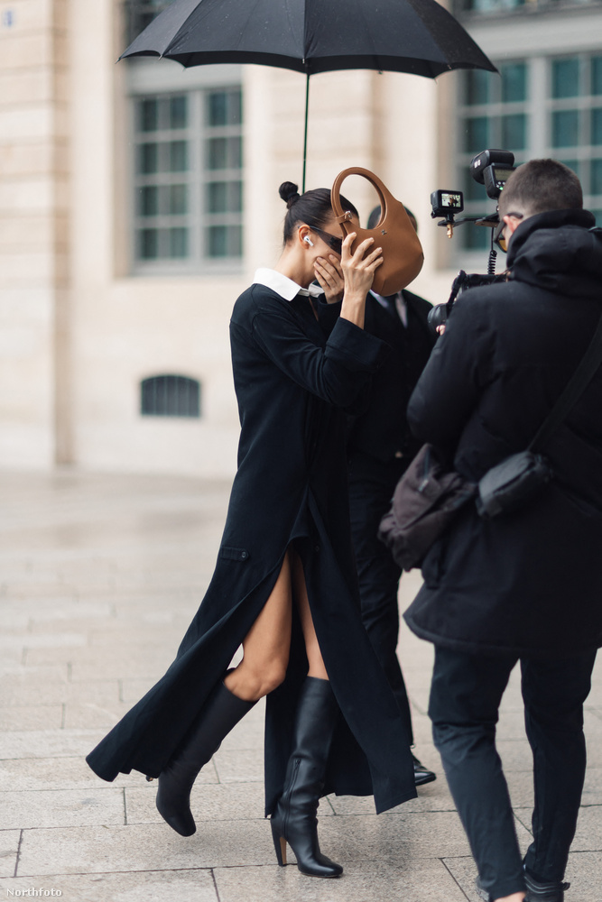 Irina Shayk nagyon nem szerette volna, hogy lefotózzák a paparazzik Párizsban, ahol a Schiaparelli divatbemutatóján vett részt a divathét keretein belül