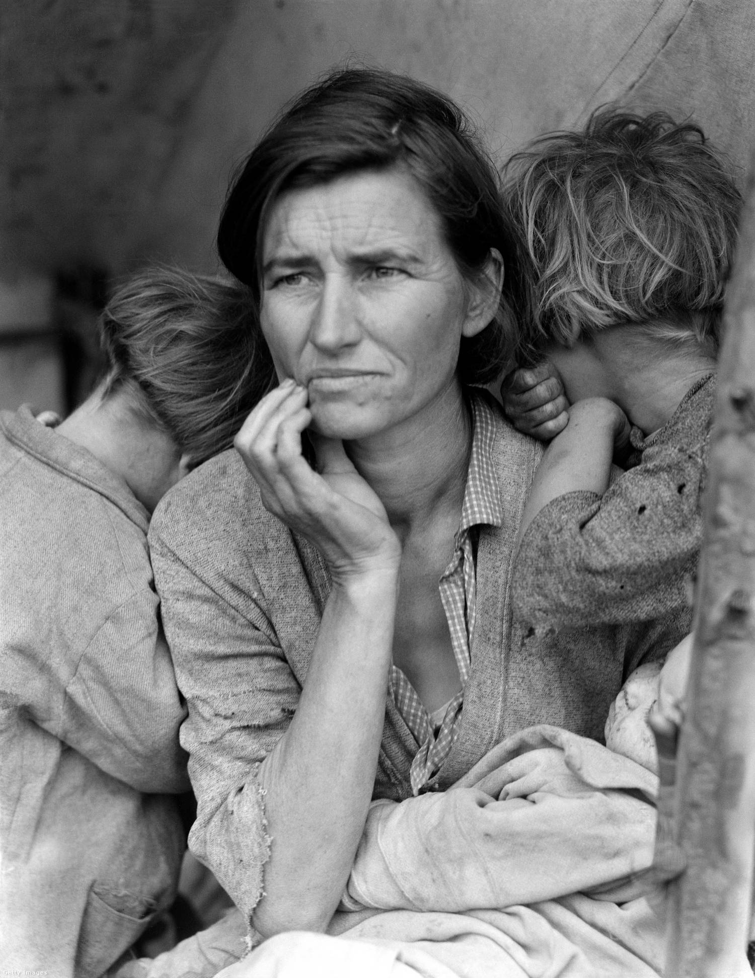 Dorothea Lange híres képe, mely egy háromgyerekes menekült anyát ábrázol.
