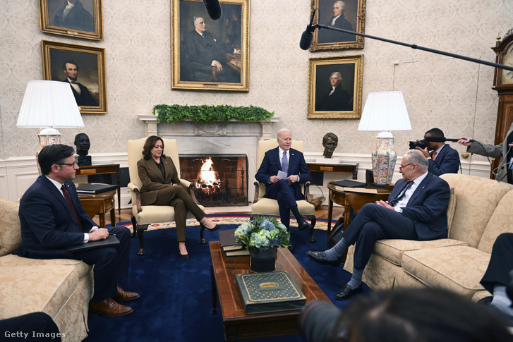 Joe Biden amerikai elnök és Kamala Harris alelnök találkozik (balról) Mitch McConnell szenátusi kisebbségi vezetővel (R-KY), Mike Johnson képviselőházi elnökkel (R-LA), Chuck Schumer szenátusi többségi vezetővel (D-NY), Hakeem Jeffries képviselőházi kisebbségi vezetővel (D-NY) a washingtoni Fehér Házban 2024. február 27-én