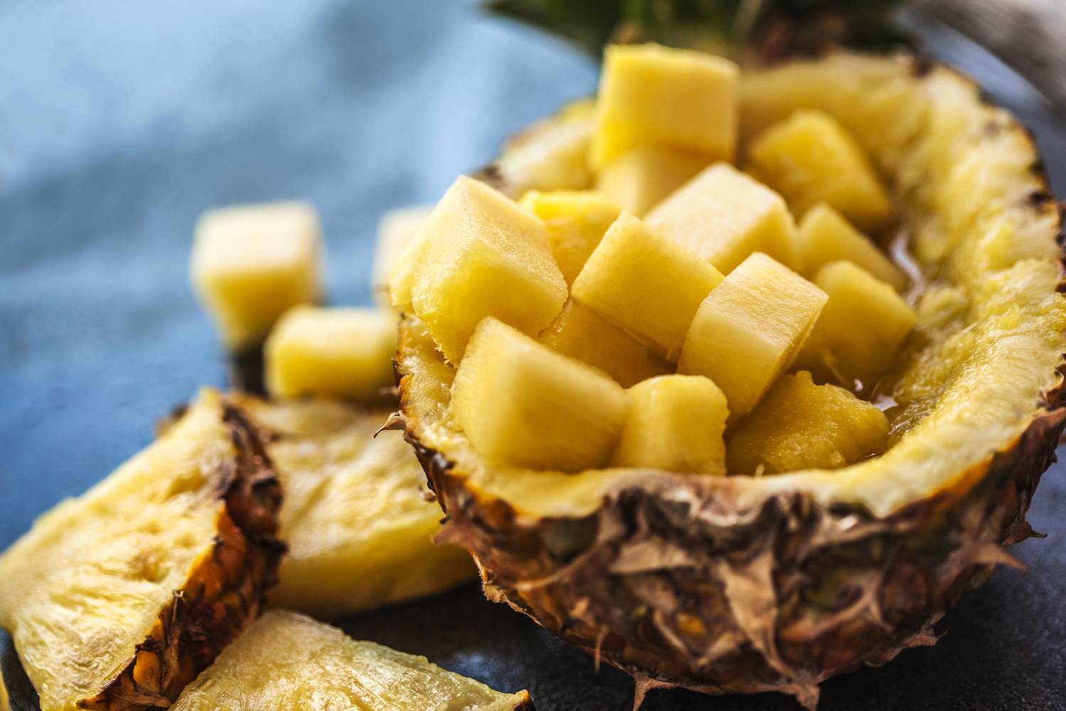 Az ananász, főleg frissen fogyasztva jelentős szerotonintartalommal rendelkezik, így javíthatja a hangulatot. Ez a gyümölcs más áldásos tulajdonságokkal is bír, mint például C-vitaminban és antioxidánsokban gazdag, ami erősebbé teheti az immunrendszert.