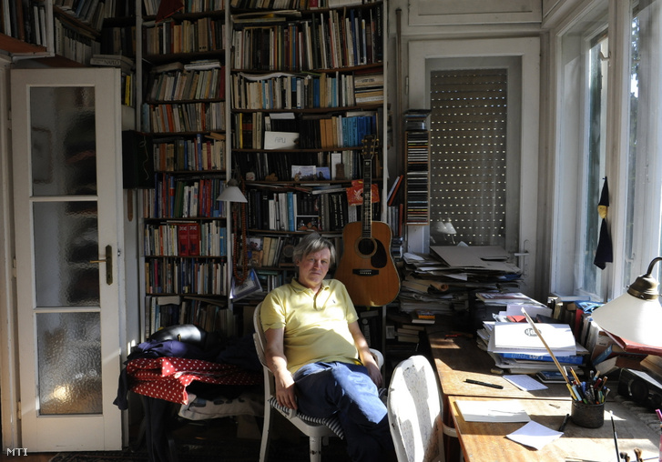 A Térey-ösztöndíjjal 2020-ban elismert Háy János József Attila-díjas író, költő, festő illusztrátor budapesti otthonában 2021. május 11-én