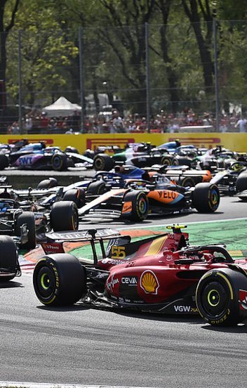Brutális fizetések, titkos paktumok, Hamilton atombombája − indul az F1-szezon