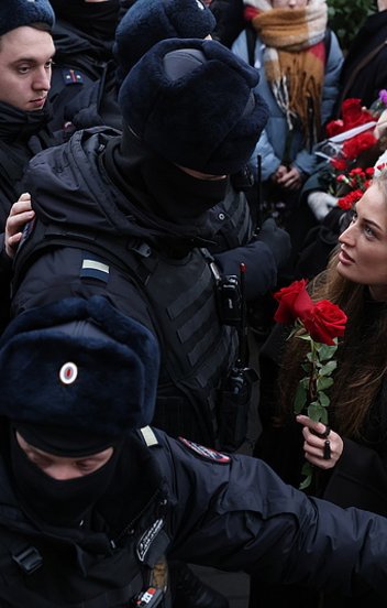 A Putyin-rezsim bajszán csüngtek a Navalnijt búcsúztatók