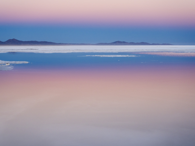 Bolíviai sósivatagA Salar de Uyuni  sósivatagban, a hófehér sómezők felszínén a megkettőződött égbolt lenyűgöző látványa tárul elénk