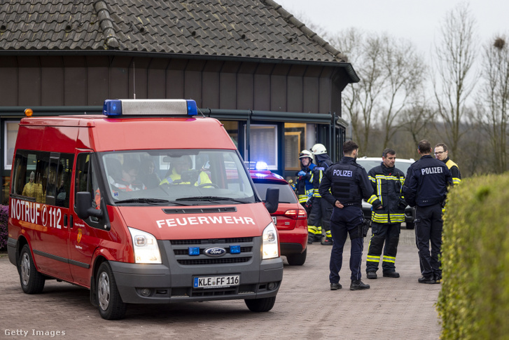 A rendőrség és a tűzoltóság akcióban, miután egy nyugdíjasotthonban keletkezett tűzben többen meghaltak és megsérültek Bedburg-Hau településen, Németországban, 2024. március 4-én