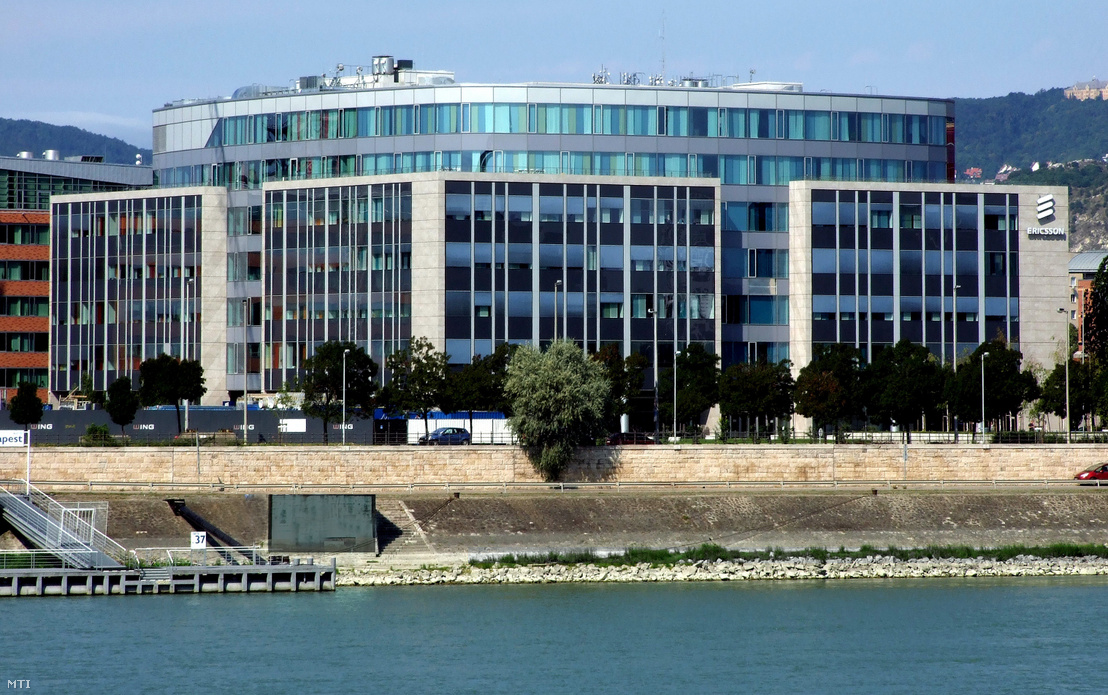 Az Ericsson székház és Kutatás-Fejlesztési Központ modern épülete a Duna-parton a főváros XI. kerületében, 2019. augusztus 21-én