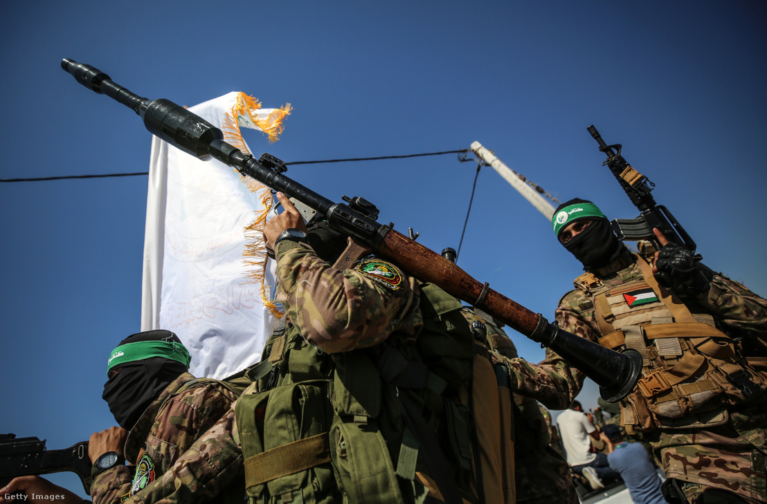 A Hamász fegyveres szárnyának palesztin harcosai katonai felvonuláson vesznek részt egy izraeli katonai objektum előtt az Izrael elleni 2014-es háború évfordulója alkalmából a Gázai övezet középső részén lévő határ közelében, 2023. július 19-én