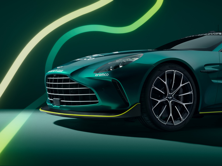 Marco Mattiacci, az Aston Martin globális márka- és kereskedelmi vezetője elmondta, hogy a felvezetőautó a pilótafülkét és a külsőt leszámítva teljesen megegyezik az utcai verziójával