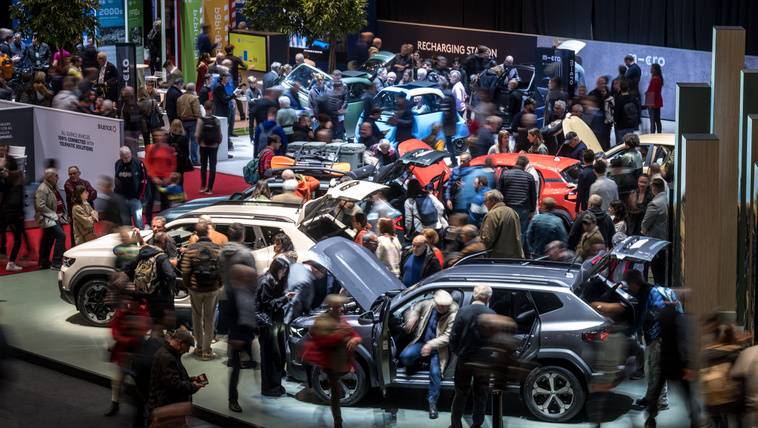 Látogatók a Genfi Autószalon első napján 2024 február 28-án. Fotó: Fabrice COFFRINI / AFP