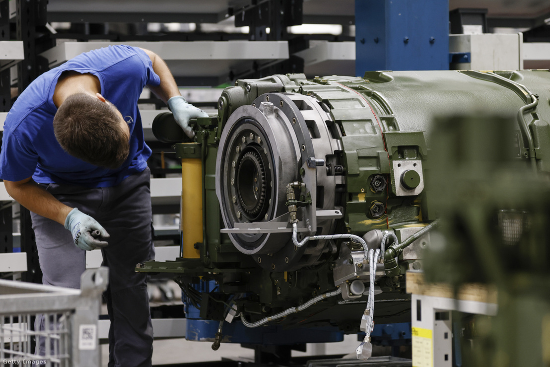 Egy alkalmazott egy Marder harckocsi sebességváltóját ellenőrzi a németországi Augsburgban található Renk gyár egyik gyártócsarnokában 2023. május 8-án