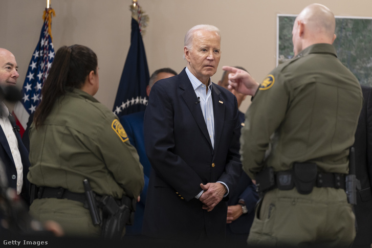 Joe Biden elnök az amerikai vám- és határőrség egyik tisztjét hallgatja a bevándorlásról és a határbiztonságról szóló előadás közben a brownsville-i állomáson 2024. február 29-én a texasi Olmitóban