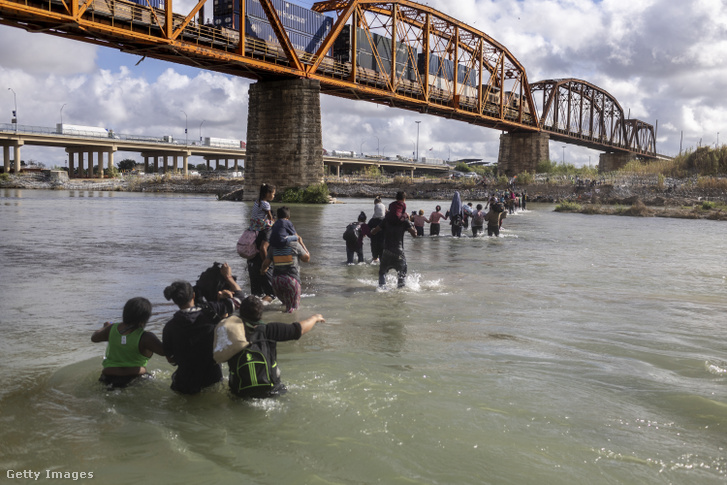 Menedékkérők kelnek át a Rio Grandén Mexikóból az Egyesült Államokba 2023. szeptember 30-án a texasi Eagle Passban