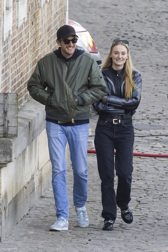 Sophie Turner és a brit arisztokrata párja, Peregrine Pearson Párizs utcáin sétálgatott, mielőtt beültek volna a Le Voltaire nevű étterembe
