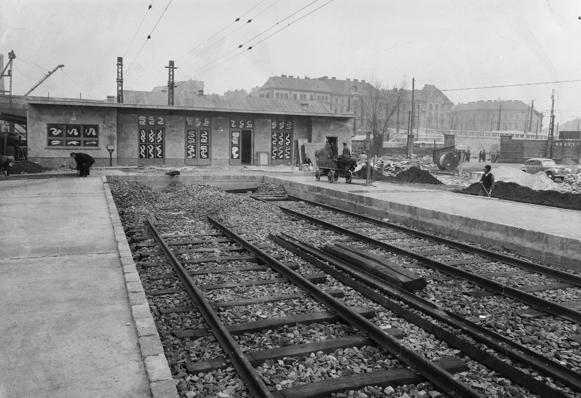A csepeli HÉV végállomásának építése a Boráros téren (1951)