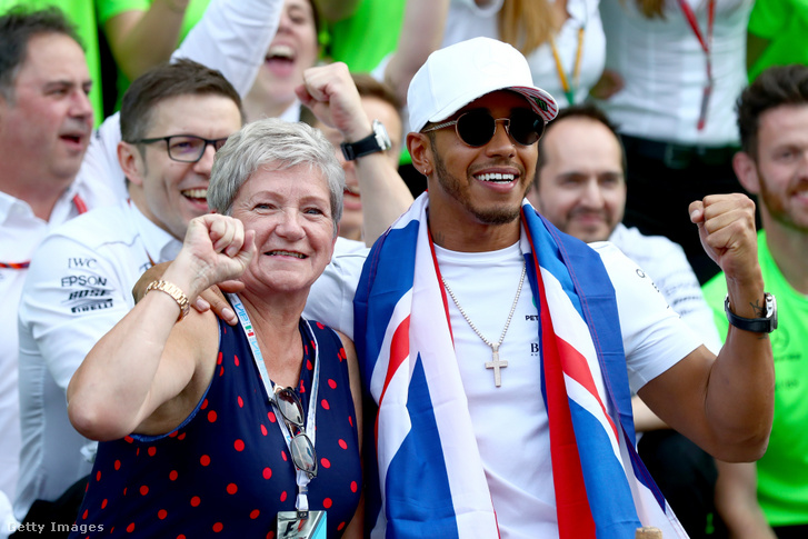 Lewis Hamilton rendkívül jó viszonyt ápol az édesanyjával