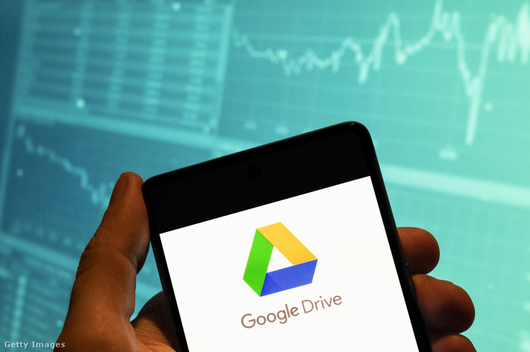 A Google nem áll meg a Drive fejlesztésénél; a 2024-es Mobil Világkongresszuson több új funkciót is bejelentettek, amelyek az Android és Wear OS rendszereken lesznek elérhetők. (Fotó: SOPA Images / Getty Images Hungary)
