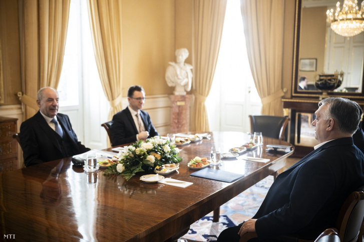 Orbán Viktor miniszterelnök (j) Sulyok Tamás köztársasági elnökkel (b) egyeztet a Sándor-palotában 2024. március 6-án