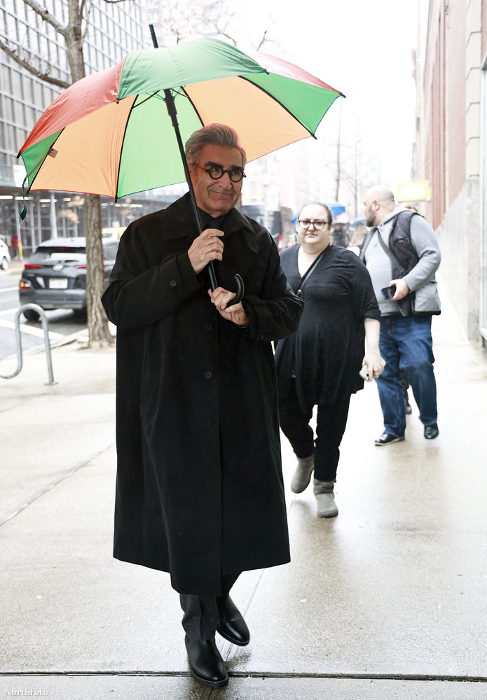 Eugene Levy, a 77 éves kanadai színész és négyszeres Emmy-díjas, aki leginkább a "Best in Show", az "American Pie" és a "Schitt's Creek" című produkciókból ismert, nemrég New York utcáin sétált, esernyővel a kezében
